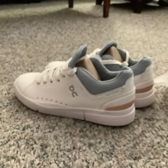 ON Cloud Roger’s Advantage 2 Women Sneakers - Picture 2 of 7